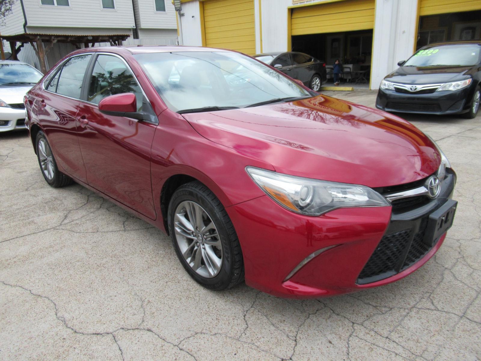 2016 Red /Gray Toyota Camry SE (4T1BF1FK0GU) with an 2.5L L4 DOHC 16V engine, Automatic transmission, located at 1511 North Shepherd Dr., Houston, TX, 77008, (281) 657-1221, 29.798361, -95.412560 - 2016 TOYOTA CAMRY SE VIN: 4T1BF1FK0GU603177 4 T 1 B F 1 F K 0 G U 6 0 3 1 7 7 SEDAN 4 DR 2.5L I4 F DOHC 16V GASOLINE FRONT WHEEL DRIVE - Photo #19